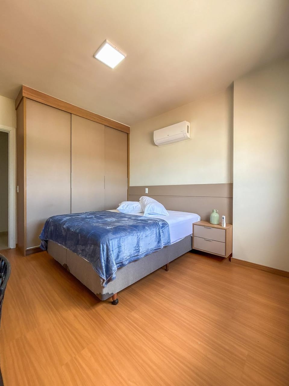 Bedroom, air conditioner