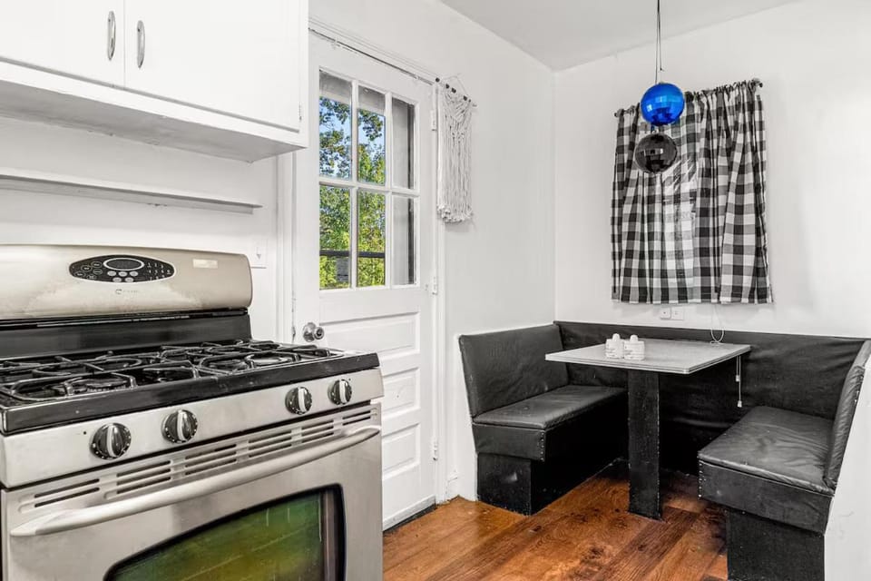 Spacious 5BR Arlington Home with Parking & Yard - Woodrow Apartment in McLean