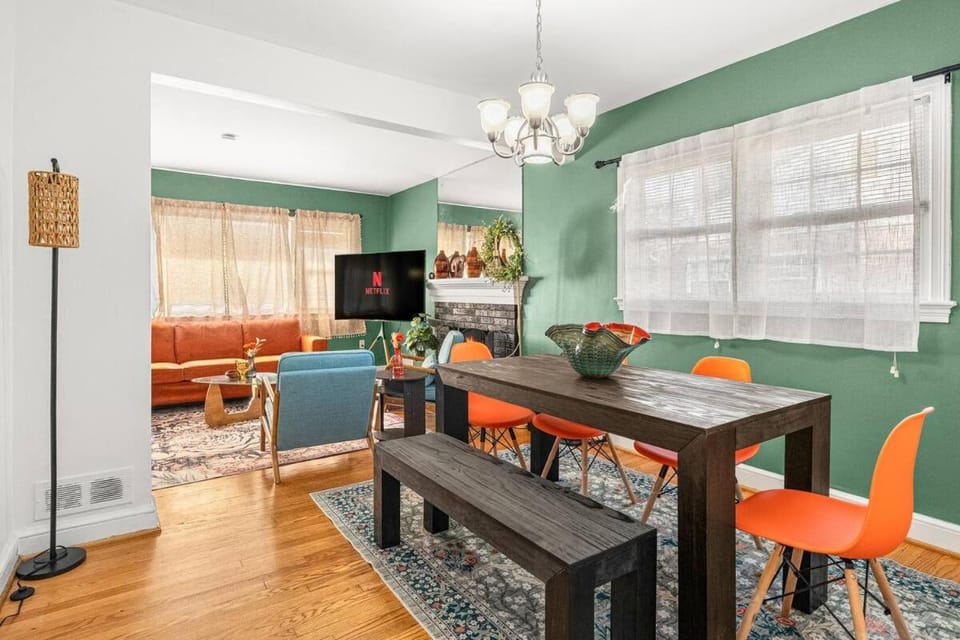 Spacious 5BR Arlington Home with Parking & Yard - Woodrow Apartment in McLean
