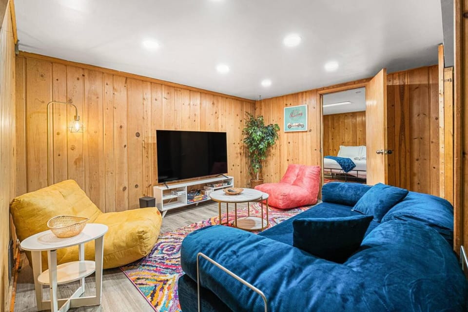 Spacious 5BR Arlington Home with Parking & Yard - Woodrow Apartment in McLean
