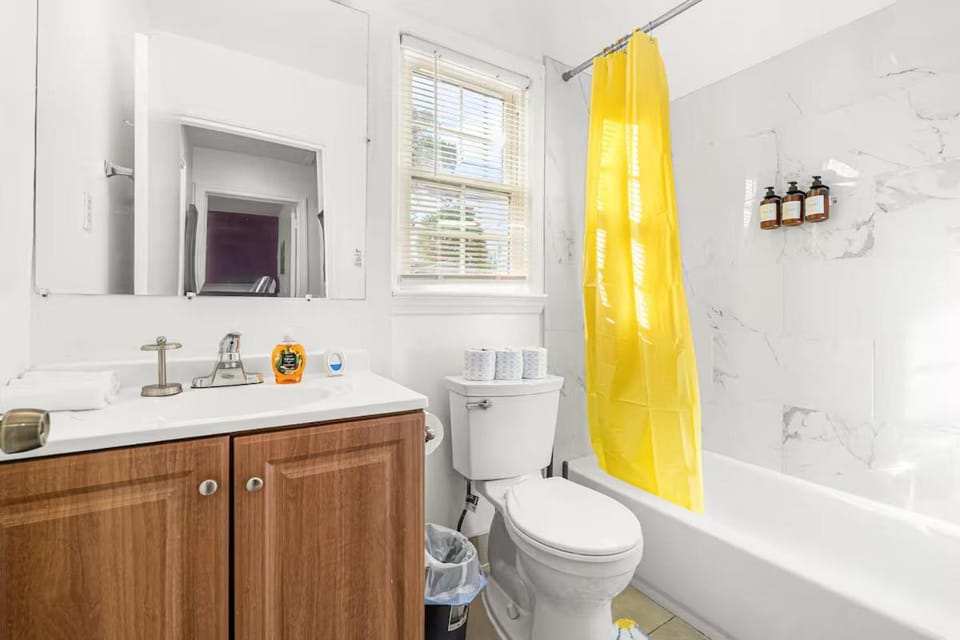 Spacious 5BR Arlington Home with Parking & Yard - Woodrow Apartment in McLean