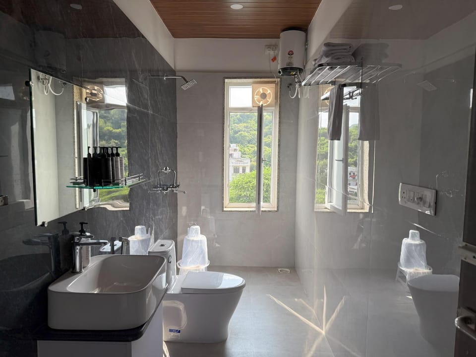 Shower, Toilet, Bathroom, towels