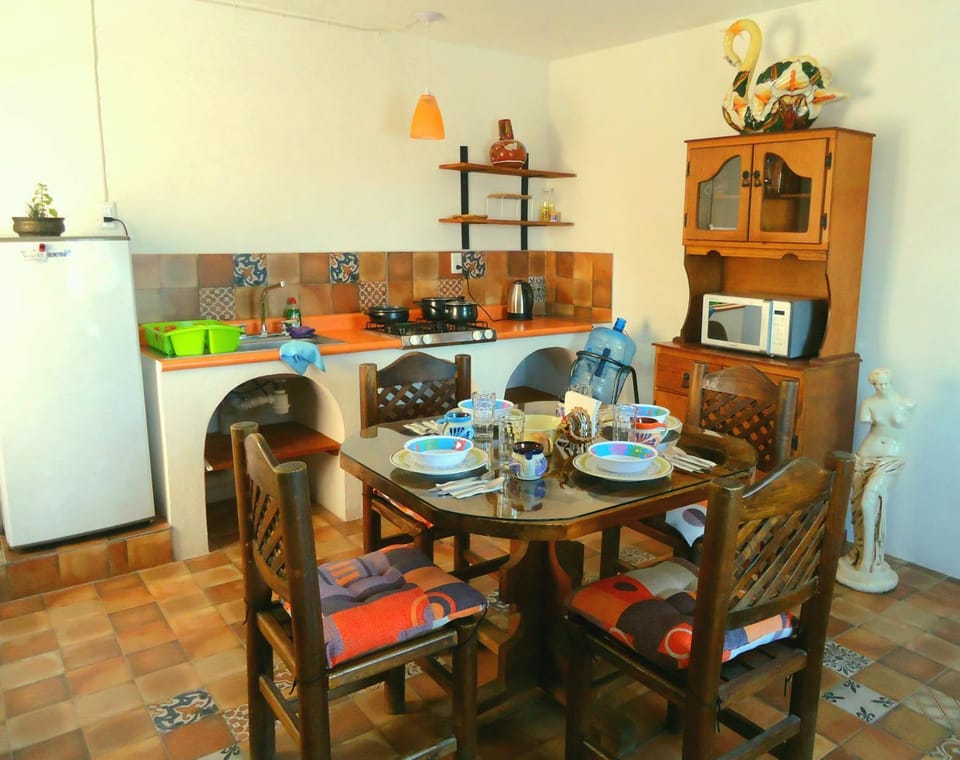 Kitchen or kitchenette, Dining area