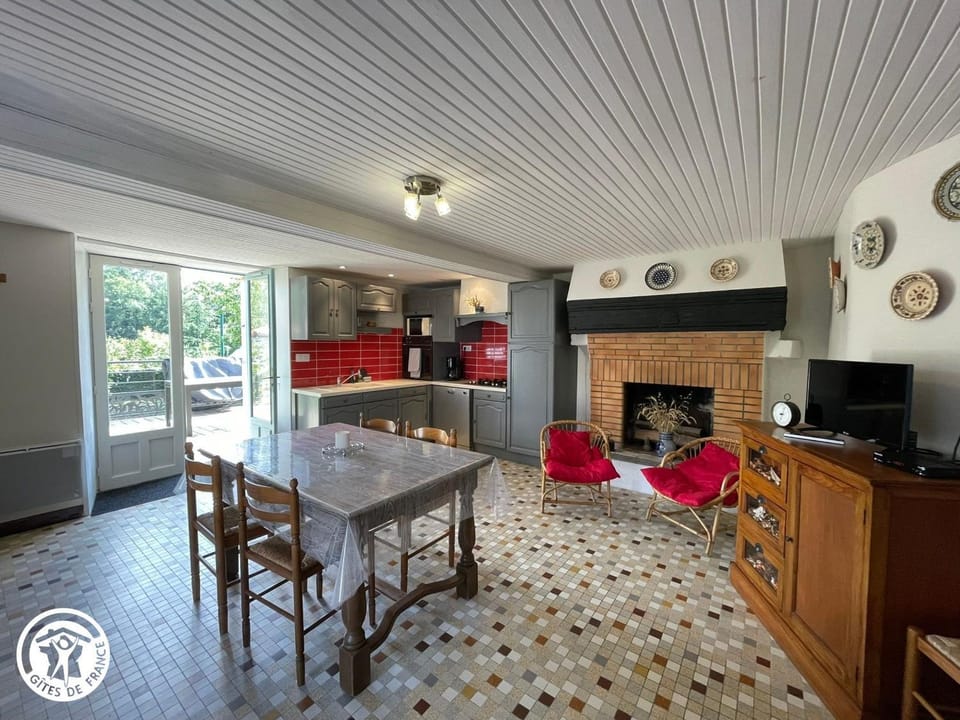 Gîte en cité médiévale de Vouvant avec parking privatif, 4 chambres - FR-1-426-590 House in Pays de la Loire