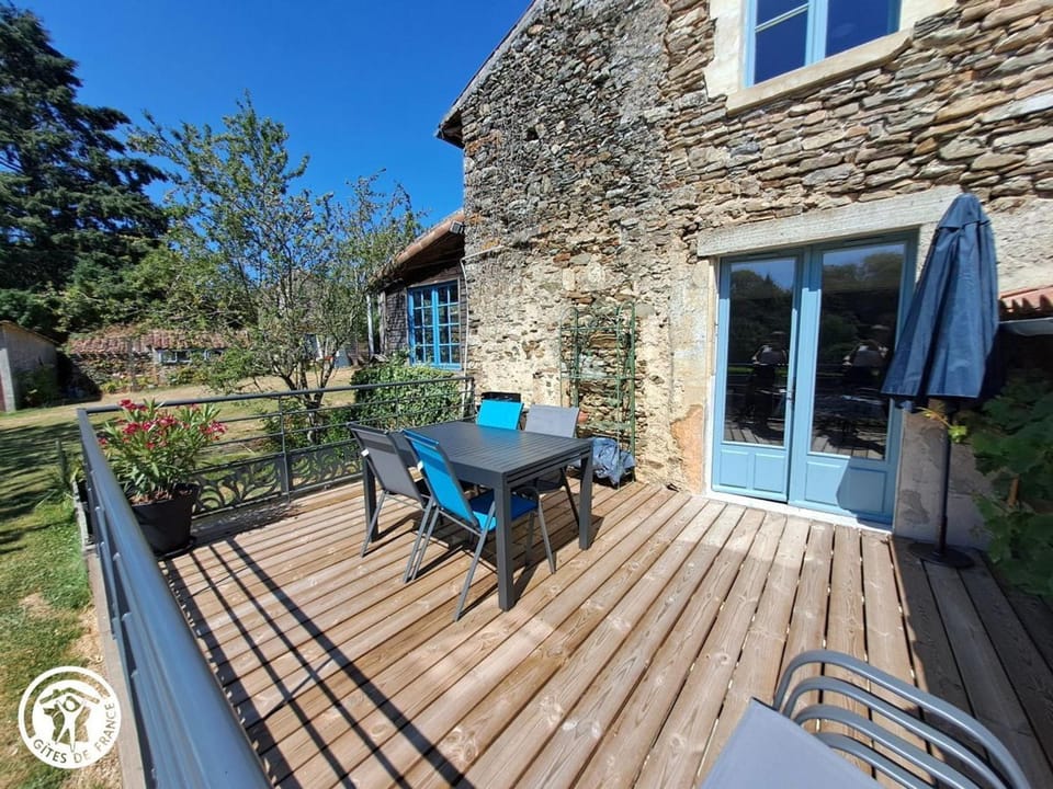 Gîte en cité médiévale de Vouvant avec parking privatif, 4 chambres - FR-1-426-590 House in Pays de la Loire