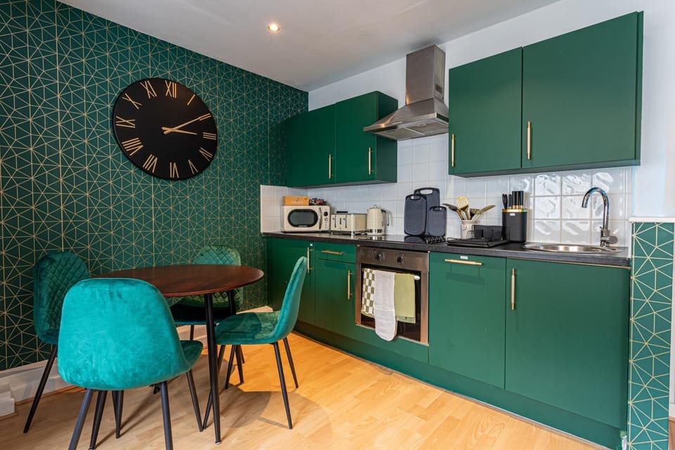 Coffee/tea facilities, Kitchen or kitchenette, Dining area, dishwasher, oven, stove, toaster