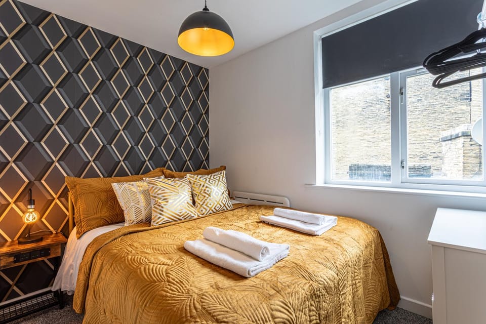 Bed, Bedroom, towels
