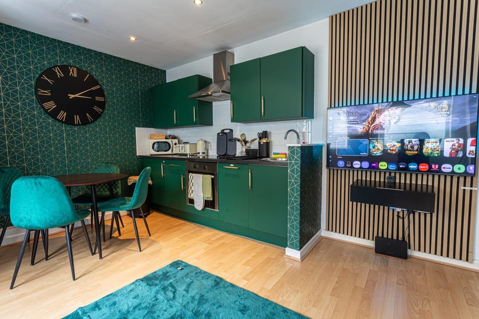 TV and multimedia, Coffee/tea facilities, Kitchen or kitchenette, Dining area, Evening entertainment, oven, stove