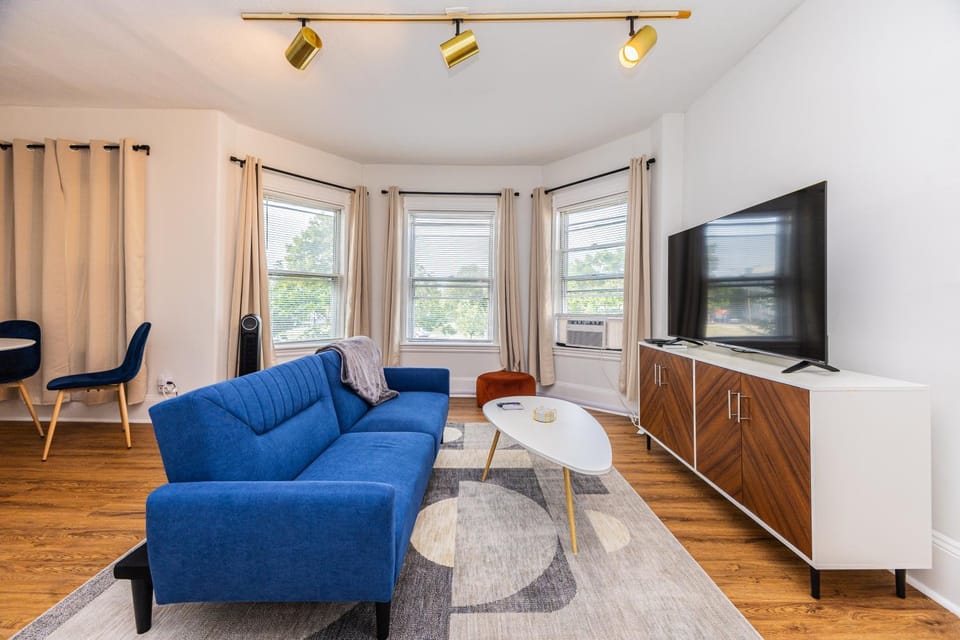 2 kitchens Perfect For Groups 4BR 2BA Near Assembly and Boston House in Somerville