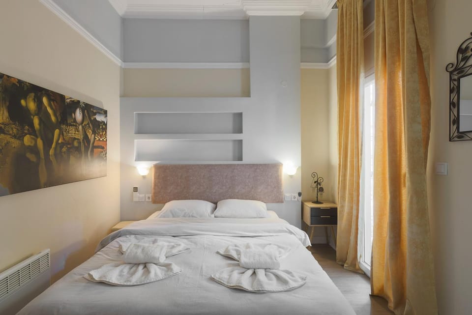 Photo of the whole room, Bedroom, towels