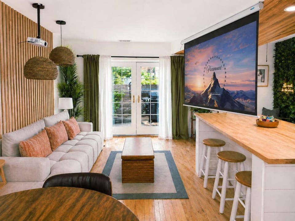 Boutique Retreat Private Patio Fire Pit Apartment in Chicago