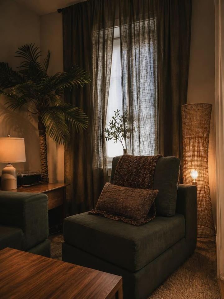 Desert Mirage Private Patio, Desk Parking Apartment in Chicago