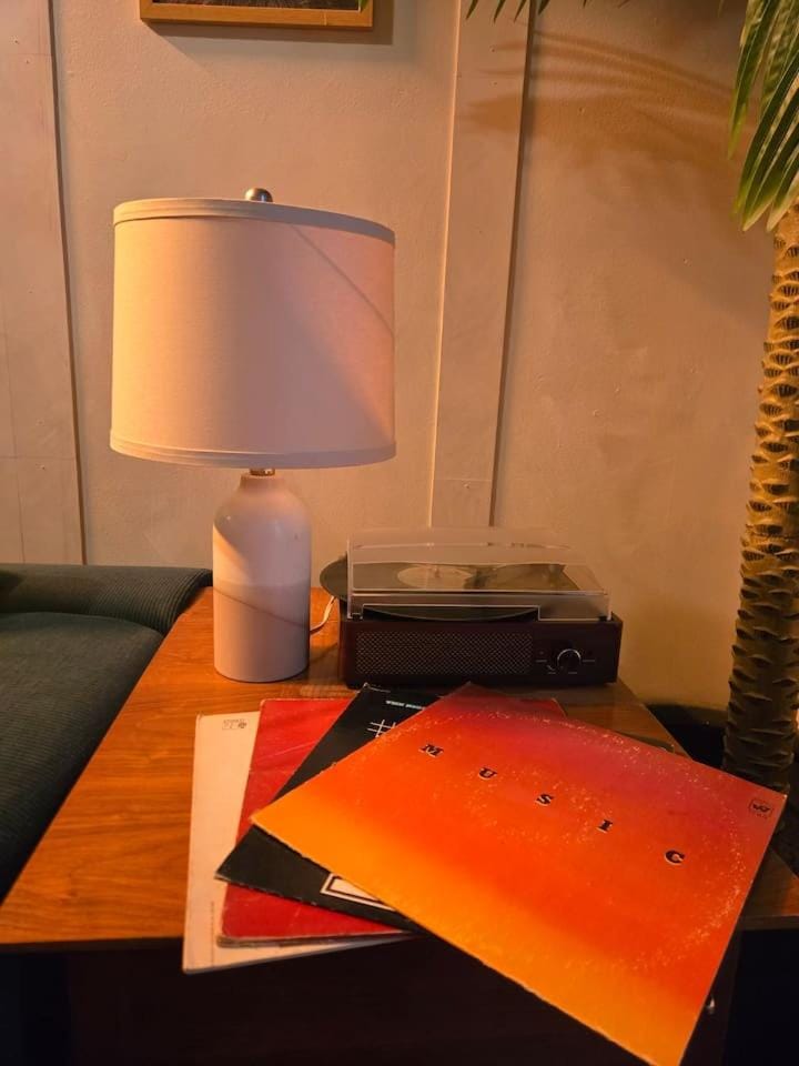Desert Mirage Private Patio, Desk Parking Apartment in Chicago