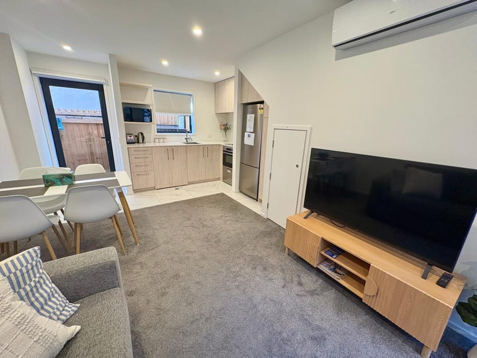CBD Modern Townhouse 2 mins walk to ONE NZ Stadium 2 beds 2 baths Apartment in Christchurch