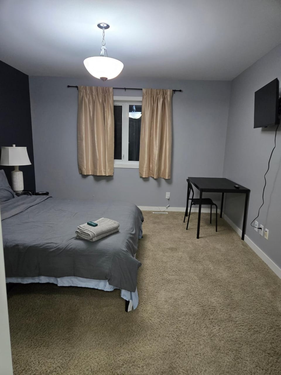 Bed, TV and multimedia, Photo of the whole room, Bedroom