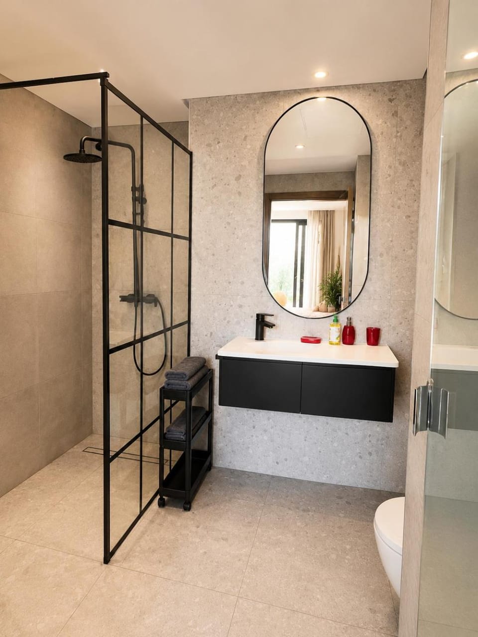 B-Living Oasis - Sunny 1BR, Palm Views, Balcony Apartment in Casablanca