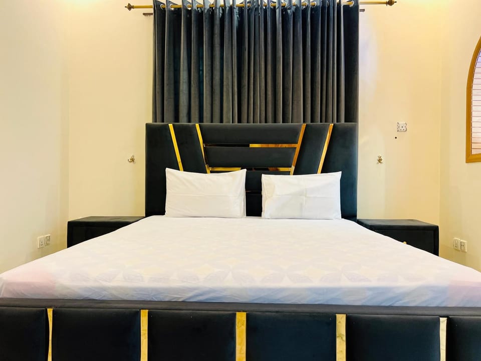 Bed, Bathroom