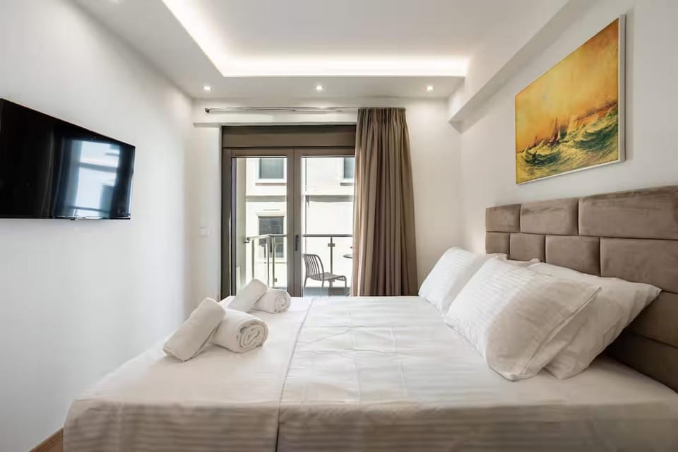 Bed, TV and multimedia, Photo of the whole room, Bedroom, towels
