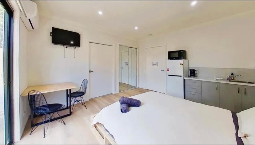 Bed, TV and multimedia, Kitchen or kitchenette, Photo of the whole room, Bedroom, towels