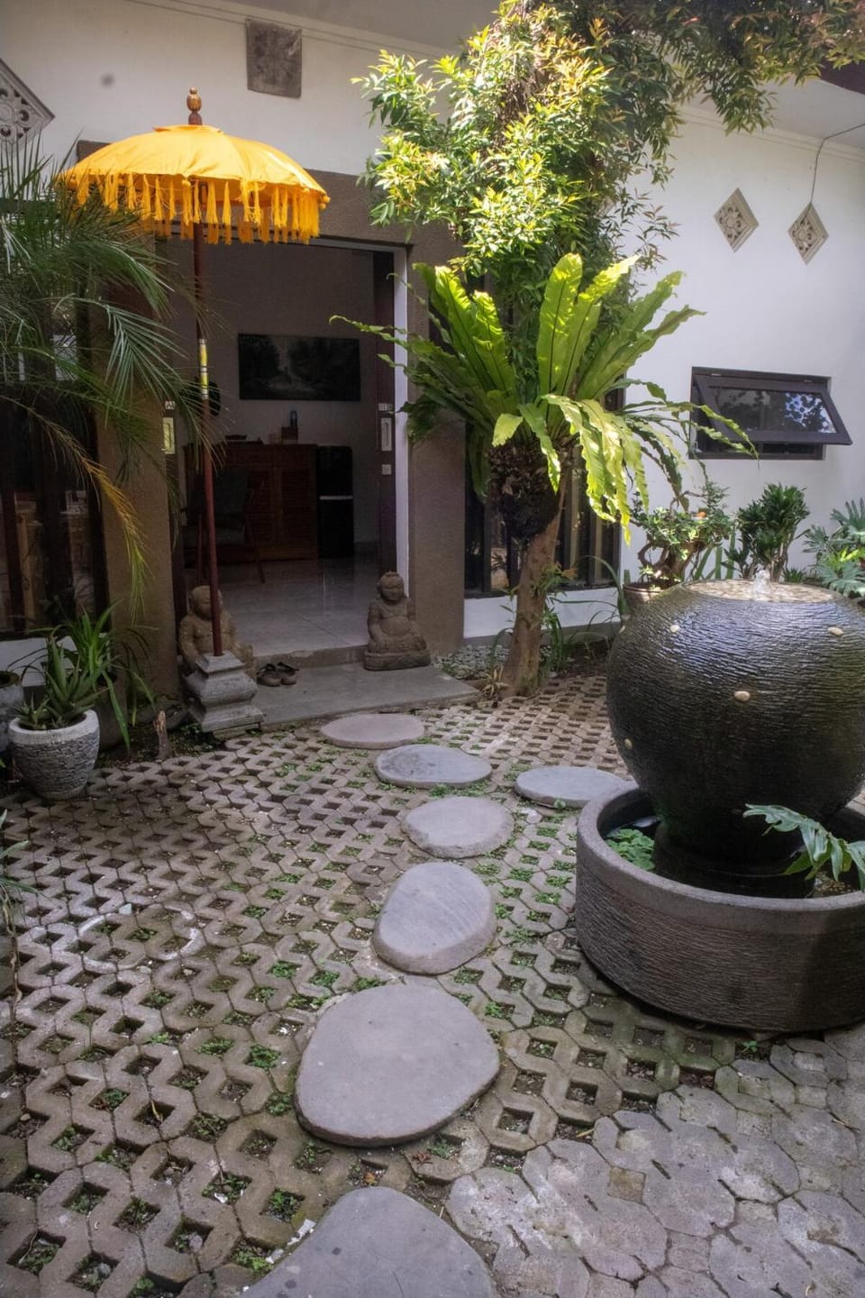 Manto's Place - Canggu 3BR with Workspace & Garden House in North Kuta