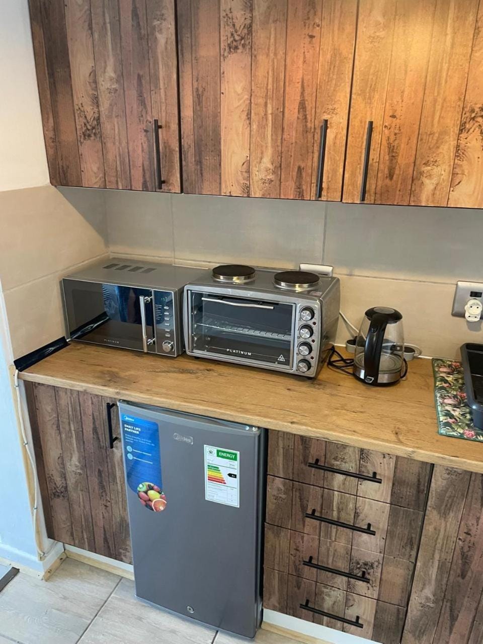 Coffee/tea facilities, Kitchen or kitchenette, oven, stove, toaster