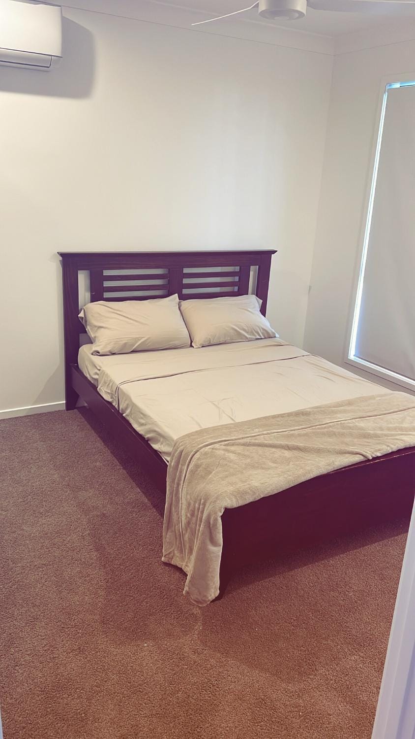 Stylish Urban Escape 4 minutes walk to the mall House in Redbank Plains