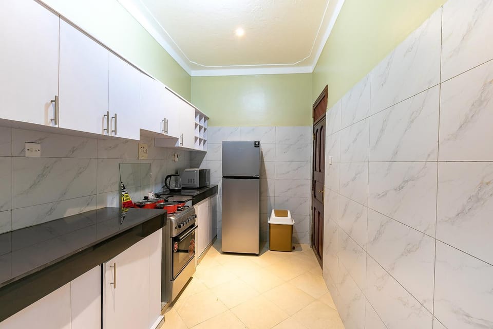 Kitchen or kitchenette, minibar, oven, stove, toaster