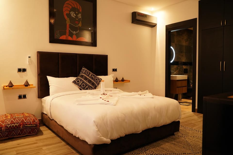 Bed, Photo of the whole room, Bedroom, towels, air conditioner