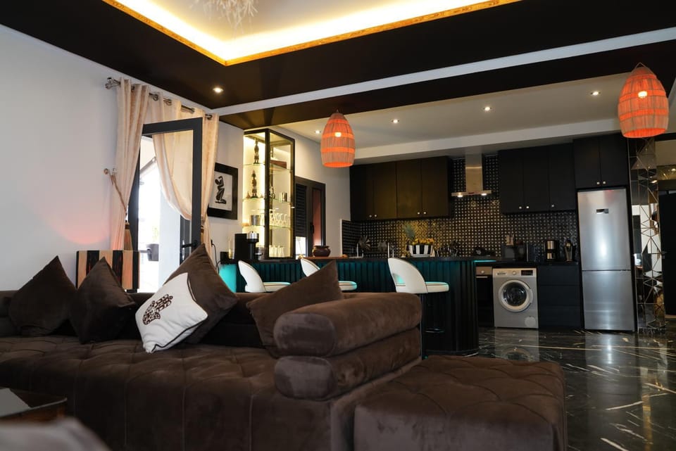 Communal lounge/ TV room, TV and multimedia, Living room, Seating area, stove, kitchen
