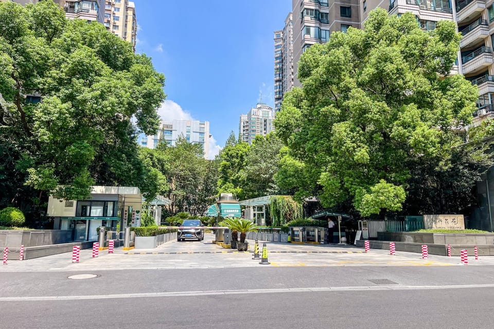 Elegant 2 Bedroom Apartment Yongxin Century Walk to Parks Apartment in Shanghai