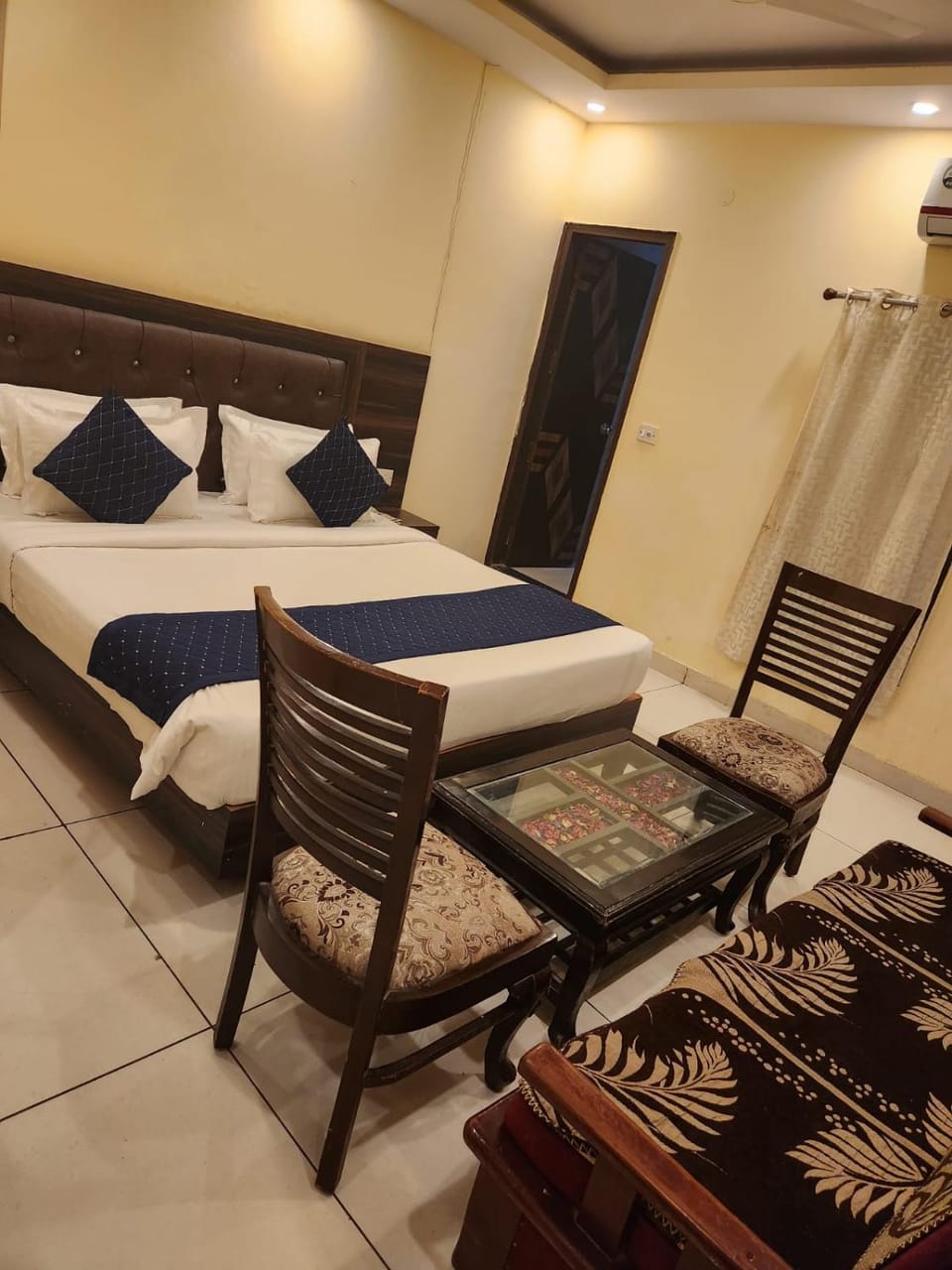 Bed, Living room, Photo of the whole room, Seating area, Bedroom, towels