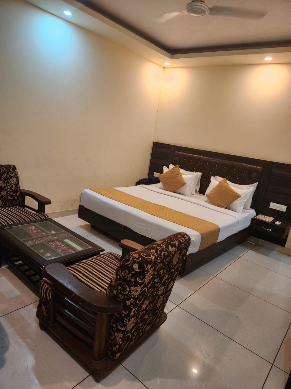 Bed, Living room, Photo of the whole room, Seating area, Bedroom, fireplace