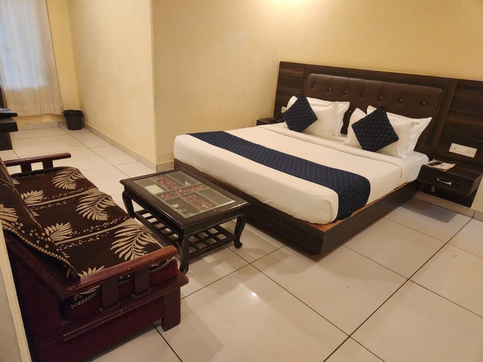 Bed, Living room, Photo of the whole room, Seating area, Bedroom