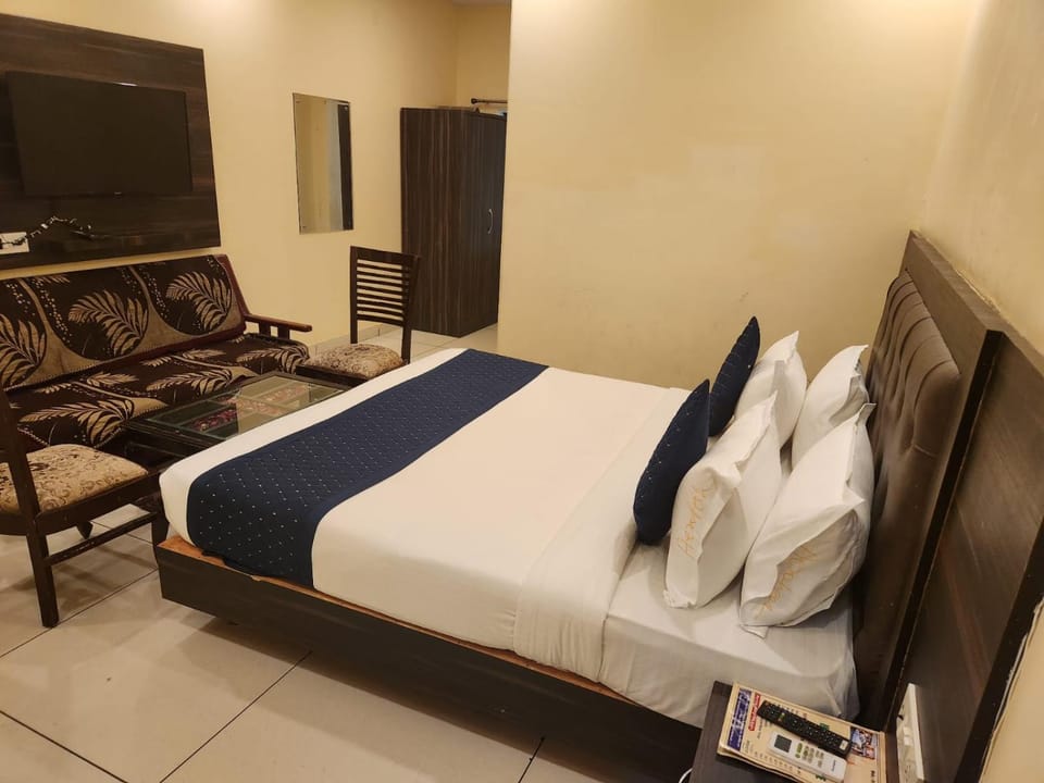 Bed, TV and multimedia, Living room, Photo of the whole room, Seating area, Bedroom, towels