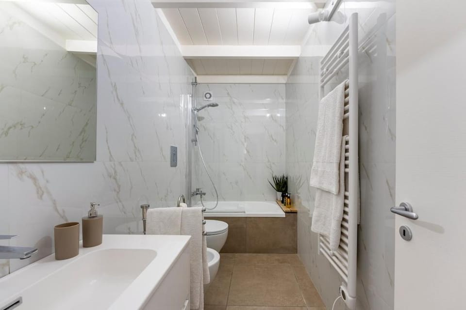 Shower, Toilet, Bathroom, Bath, towels