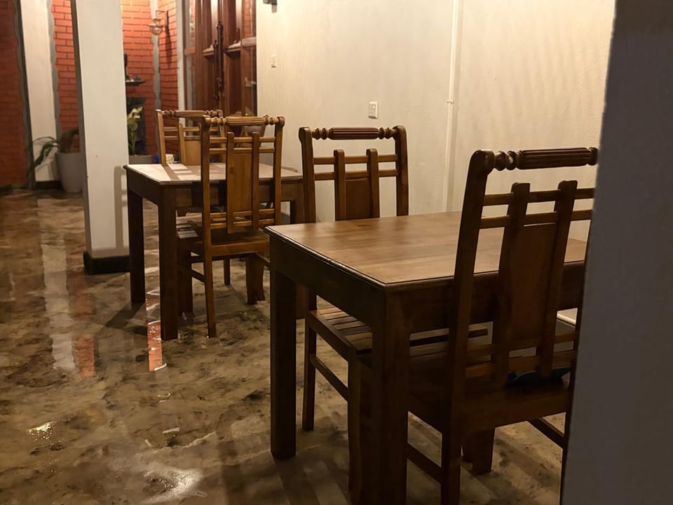 Restaurant/places to eat, Living room, Seating area, Dining area