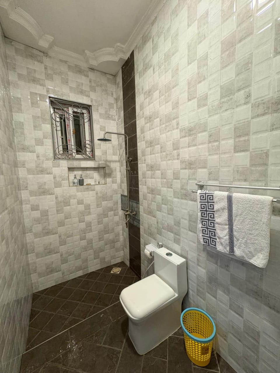 Shower, Toilet, Bathroom, towels