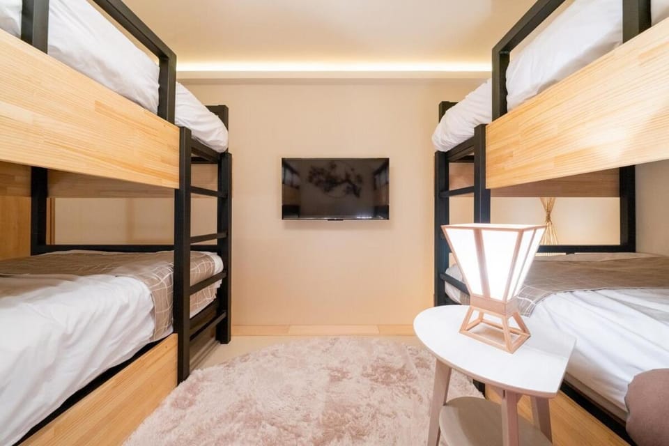 葵 吹き抜け天井 大きなリビング 15台のベッド バスルーム3つ グループに最適の宿 Villa in Osaka