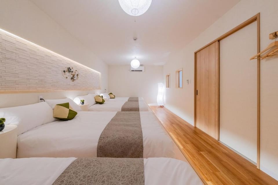 葵 吹き抜け天井 大きなリビング 15台のベッド バスルーム3つ グループに最適の宿 Villa in Osaka