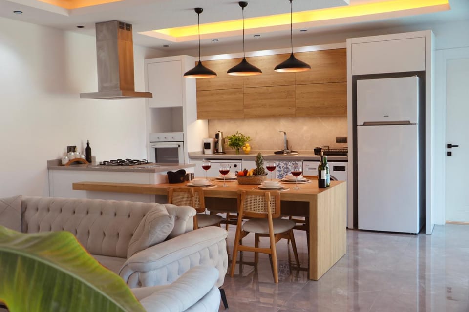 Kitchen or kitchenette, Dining area