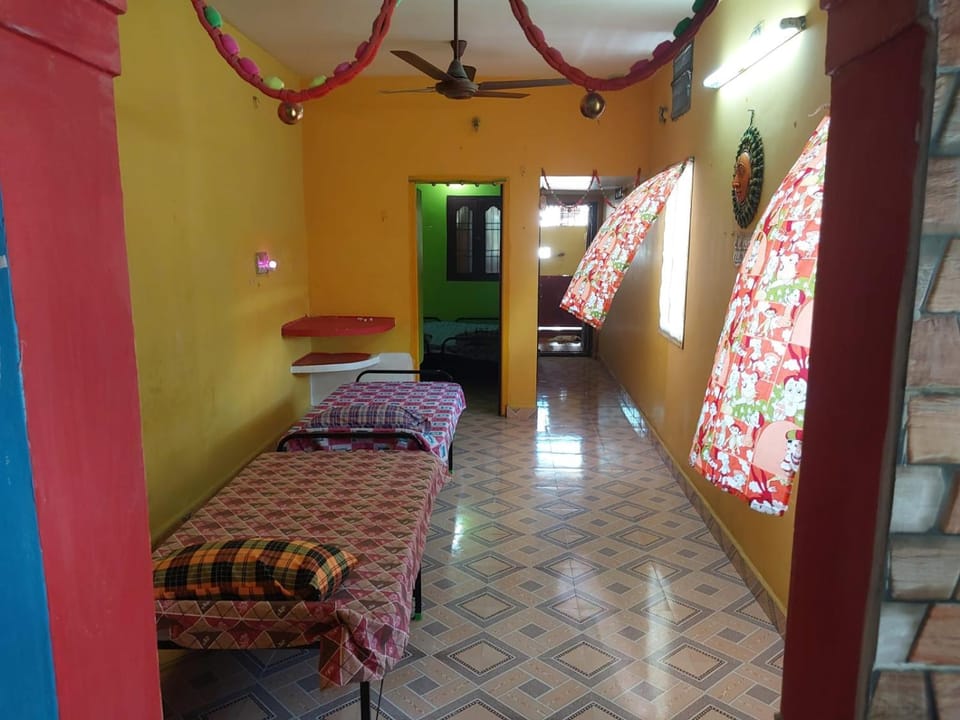 Guest House Near Kamatchi Amman Temple Non AC and No Car Parking check in at 8Pm and Checkout at 8Am Bed and Breakfast in Tamil Nadu