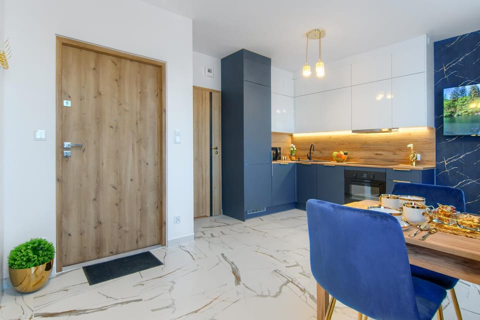 TV and multimedia, Kitchen or kitchenette, Living room, Seating area, Dining area