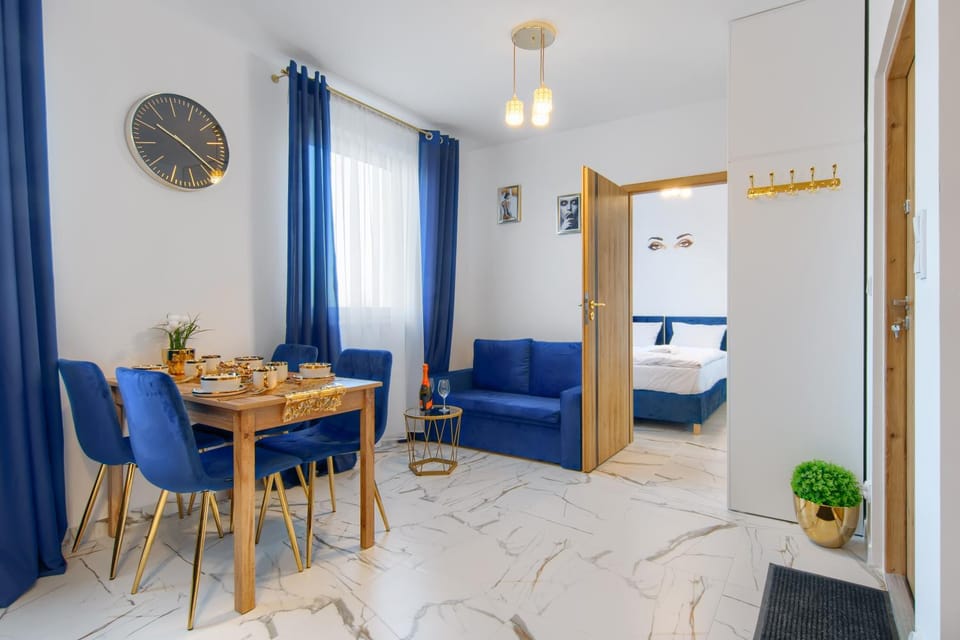 Bed, Living room, Photo of the whole room, Seating area, Dining area