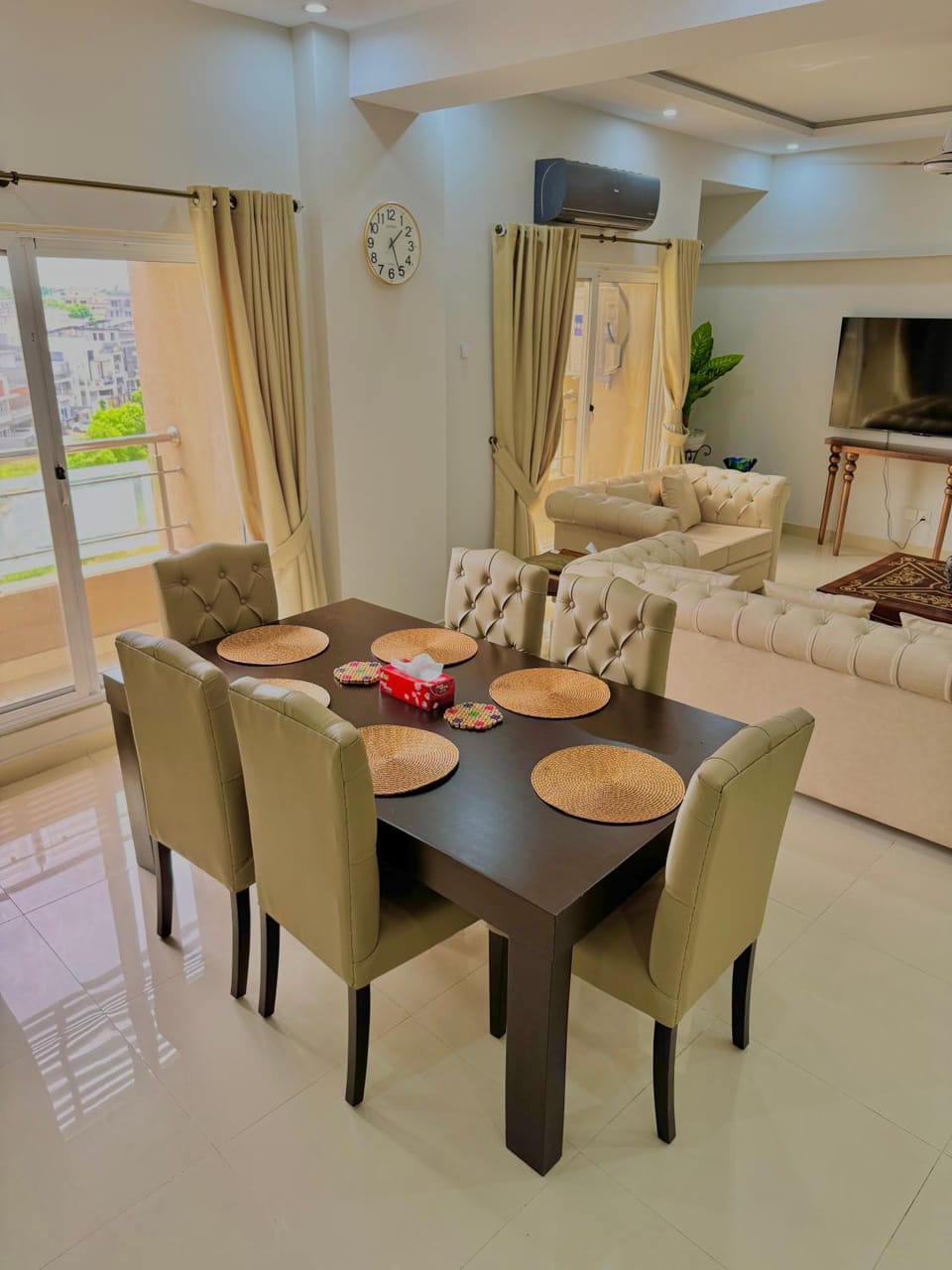 TV and multimedia, Living room, Photo of the whole room, Seating area, Dining area