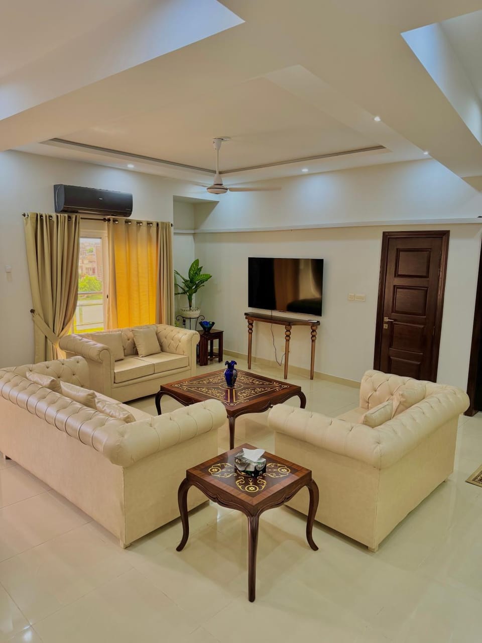 Communal lounge/ TV room, TV and multimedia, Living room, Seating area, Evening entertainment