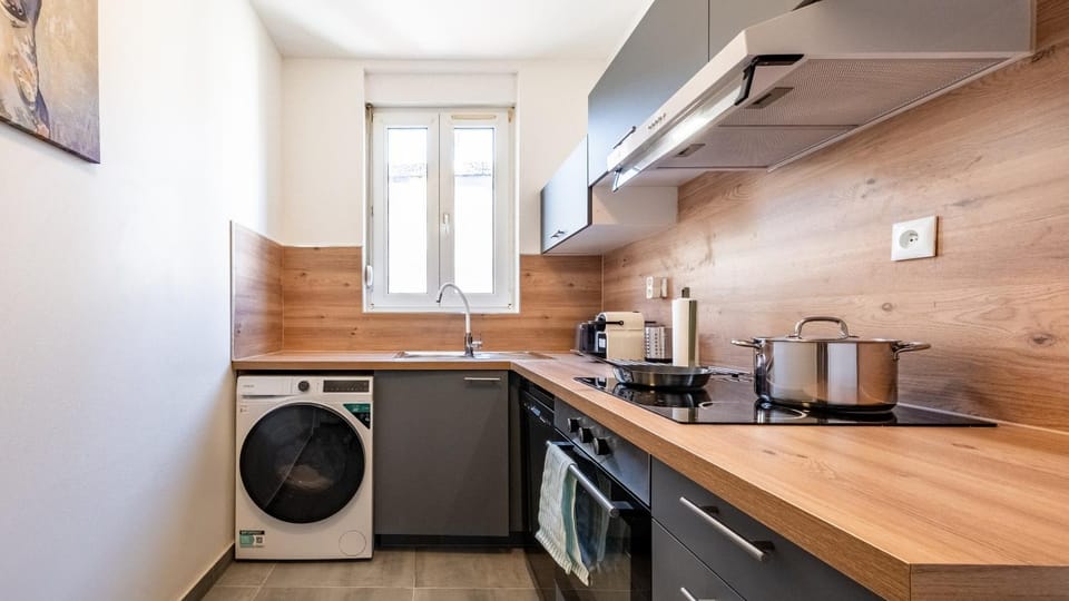 Coffee/tea facilities, Kitchen or kitchenette, dishwasher, oven, stove, washing machine