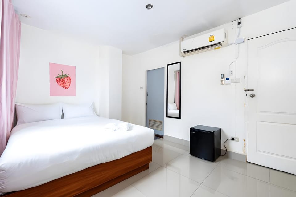 Bed, Photo of the whole room, Bedroom, wardrobe, air conditioner