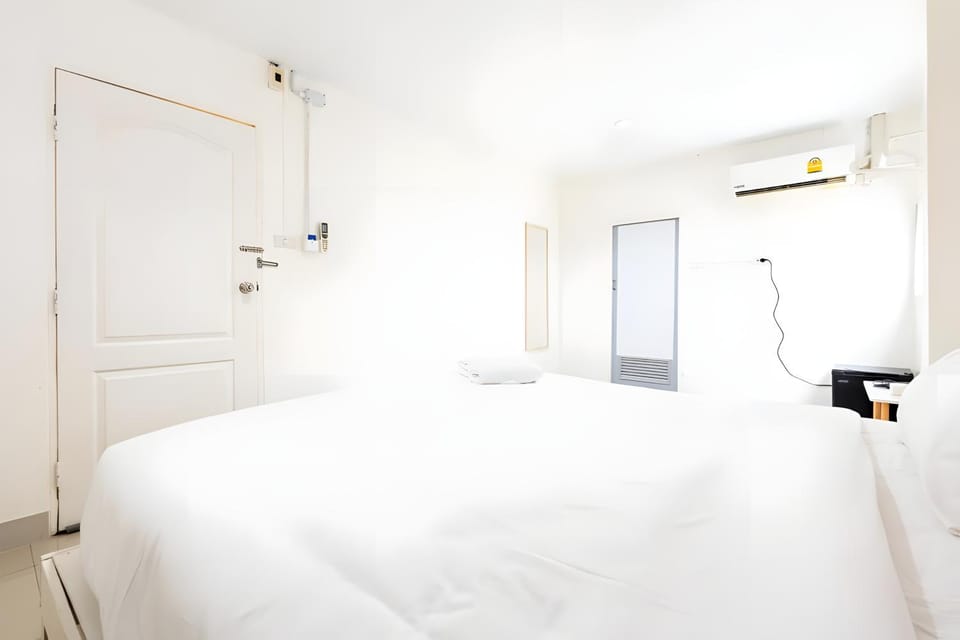 Bed, Photo of the whole room, Bedroom, air conditioner