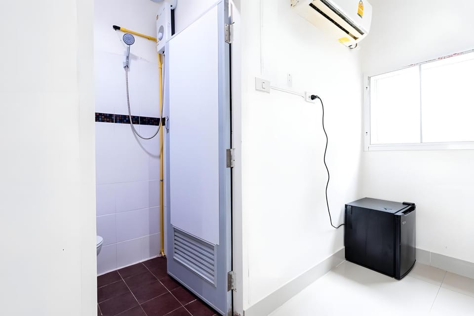 Shower, Bathroom, air conditioner