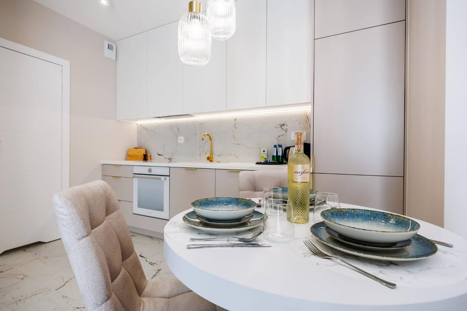 Kitchen or kitchenette, Dining area